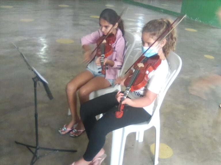 Crianças e adolescentes participam de Oficina e Aulas de Violinos em Monte Horebe-PB