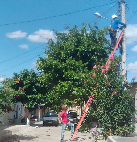 Governo Municipal de Monte Horebe realiza troca e reposição da iluminação pública de varias Ruas da Cidade