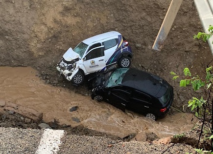 Asfalto se abre ao meio e dois carros caem dentro de cratera, deixando vários feridos, na divisa de Conceição e Mauriti-CE