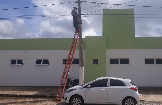 SEGUE O TRABALHO-Prefeitura de Monte Horebe realiza mais serviço de reposição e lâmpadas em várias ruas