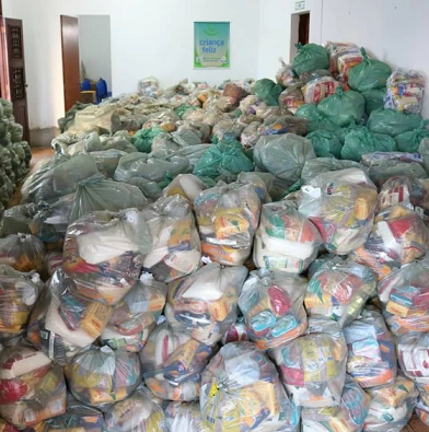 Prefeitura de Monte Horebe distribui 800 cestas básicas aos beneficiários do Programa Bolsa Família