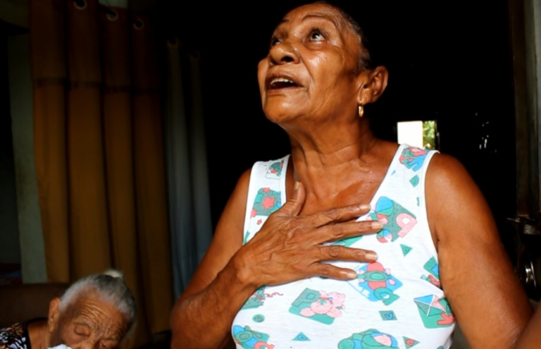 Mãe de 113 anos, que já conheceu Lampião, é cuidada com carinho pela filha, em Conceição; vídeo