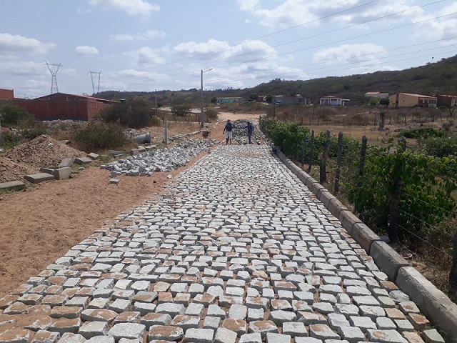 SEGUE O TRABALHO – Obras de calçamento estão a todo vapor no Bairro São Francisco em Monte Horebe