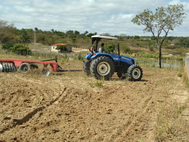 Mesmo Diante Das Dificuldades a Prefeitura de Monte Horebe, através da Secretaria de Agricultura segue o trabalho de corte de terra, desta feita para os agricultores que pretendem investir em culturas irrigadas fortalecendo a renda familiar