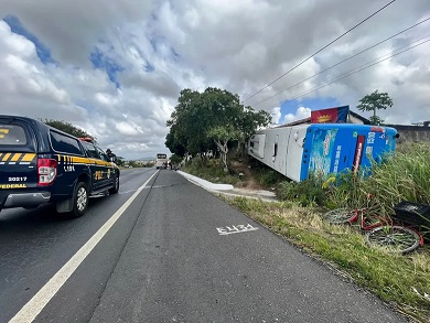 Ônibus que levava romeiros a Juazeiro do Norte tomba na BR-230, e motorista morre no acidente