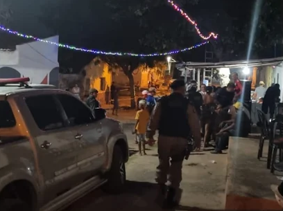 Polícia encerra festa irregular no bairro São Francisco em Cajazeiras, na noite deste domingo (26).