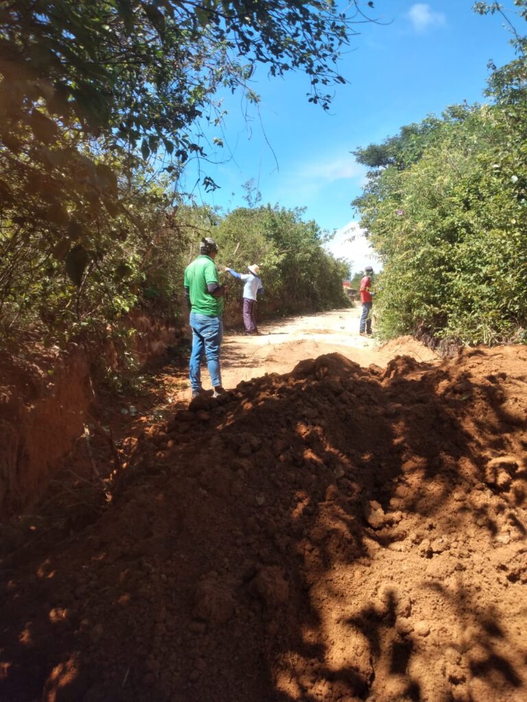 SEGUE O TRABALHO- Prefeitura de Monte Horebe inicia roço das estradas vicinais