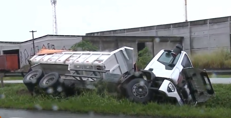 Caminhão tomba em trecho da BR-230, na Grande João Pessoa