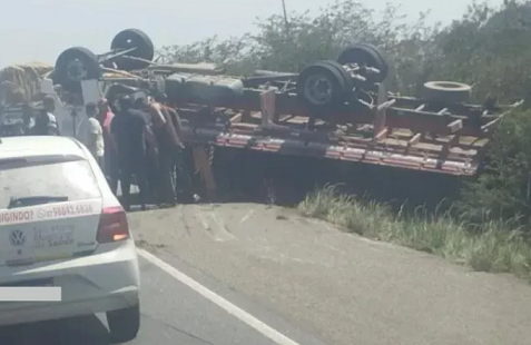 Caminhão carregado com maracujá capota na BR-230 em Juazeirinho