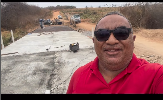 VÍDEO-SEGUE O TRABALHO-PREFEITO MARCOS ERON VISITA OBRA DA CONSTRUÇÃO DA PASSAGEM MOLHADA DO SÍTIO BATALHA E COMEMORA ADIANTAMENTO DOS SERVIÇOS