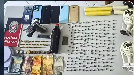 POLÍCIA MILITAR PRENDE INDIVÍDUOS POR TRÁFICO DE DROGAS E PORTE ILEGAL DE ARMA DE FOGO NO BAIRRO SÃO BENTINHO, EM SÃO BENTO-PB*