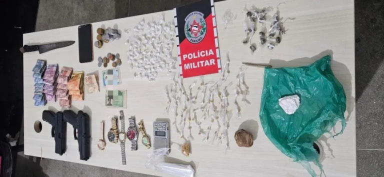 POLÍCIA MILITAR PRENDE CASAL POR TRÁFICO E APREENDE ENTORPECENTES E SIMULACROS DE ARMA DE FOGO NO BAIRRO SÃO FRANCISCO, EM CAJAZEIRAS-PB