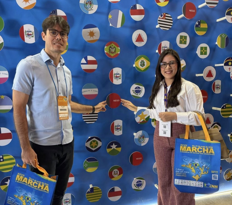 Prefeita de Monte Horebe, Milena Nogueira, e o secretário de Finanças João Wianney participam da Marcha dos Prefeitos em Brasília